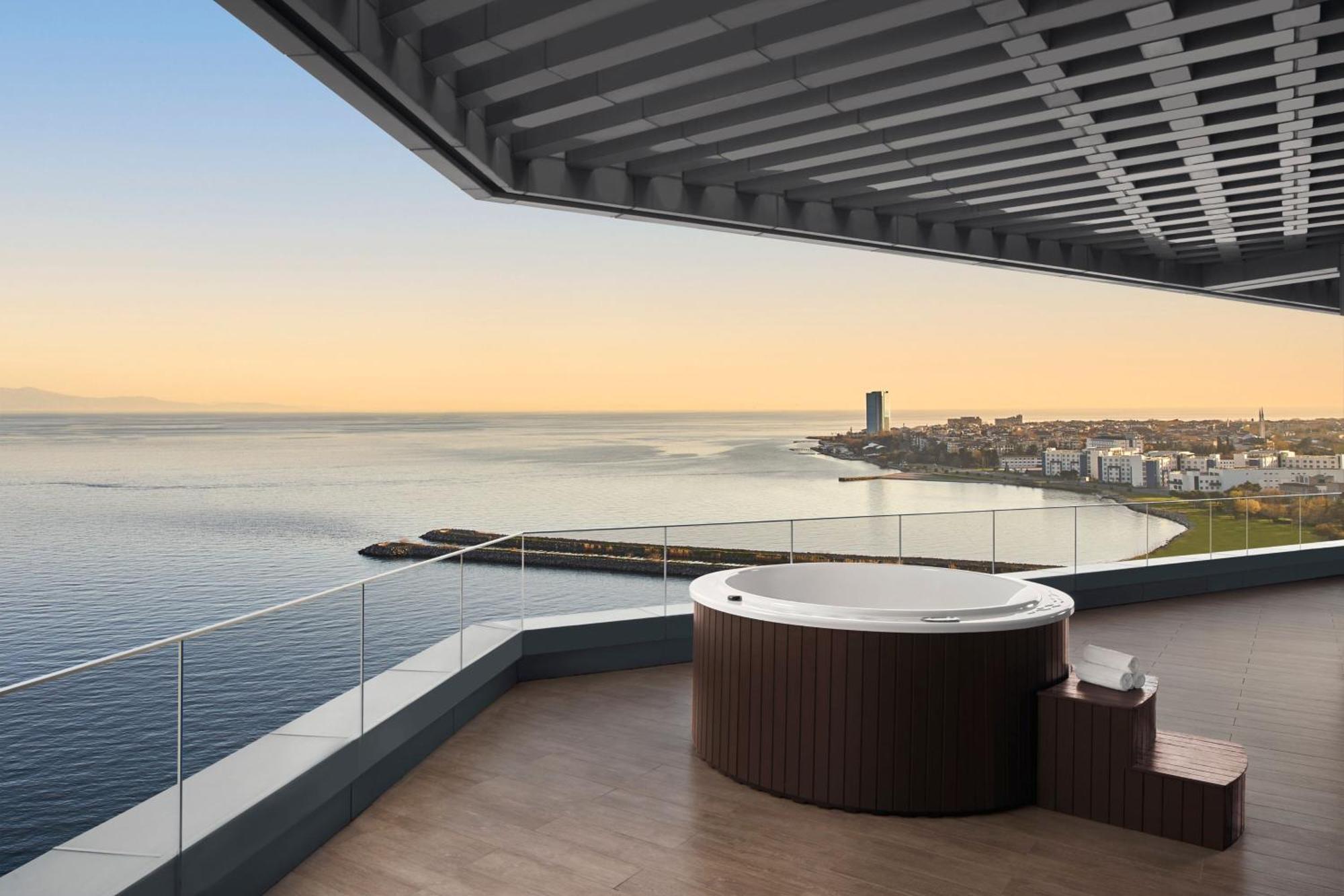 Jw Marriott Hotel Istanbul Marmara Sea Εξωτερικό φωτογραφία A hot tub on a balcony