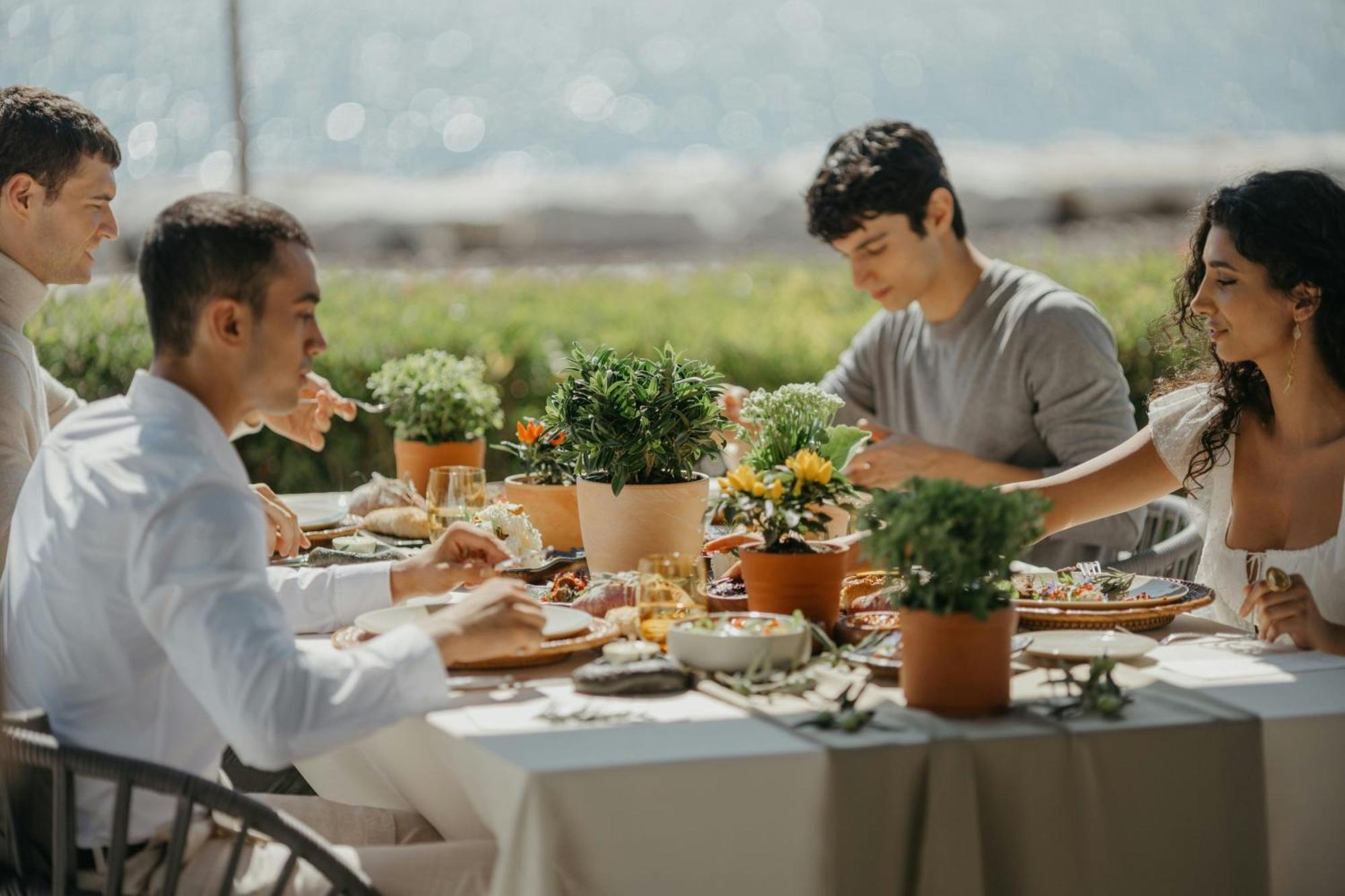 Jw Marriott Hotel Istanbul Marmara Sea Εξωτερικό φωτογραφία A family meal